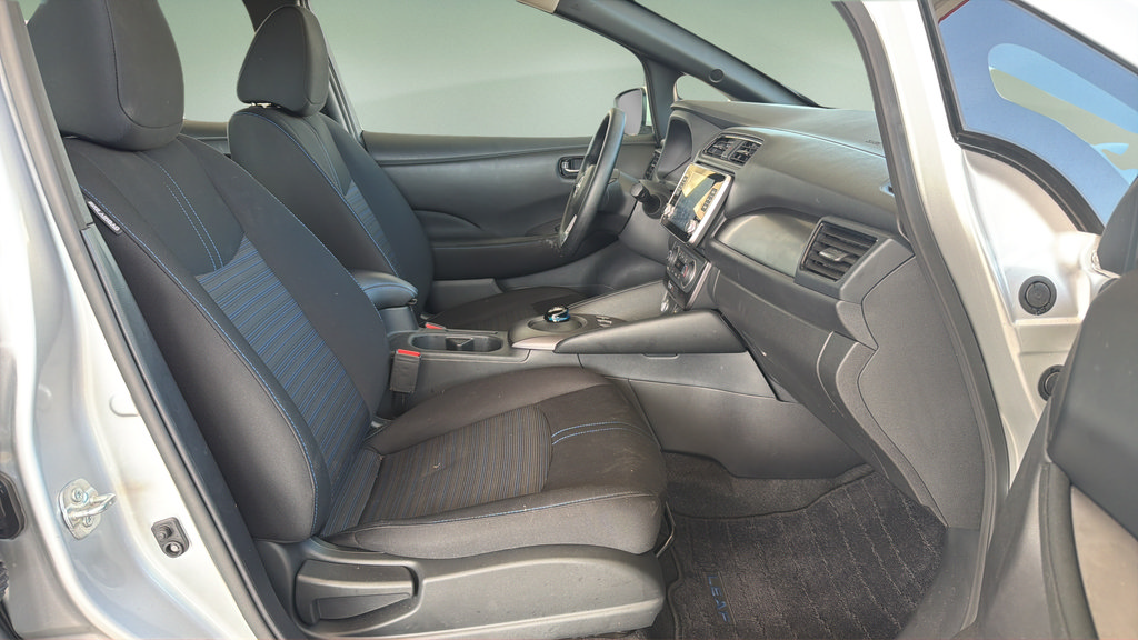 Certified 2025 Nissan Leaf S FWD image 11