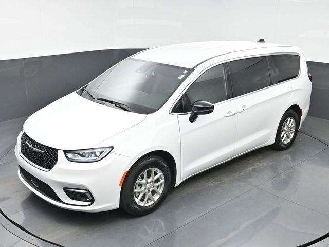 Used 2025 Chrysler Pacifica Select image 29