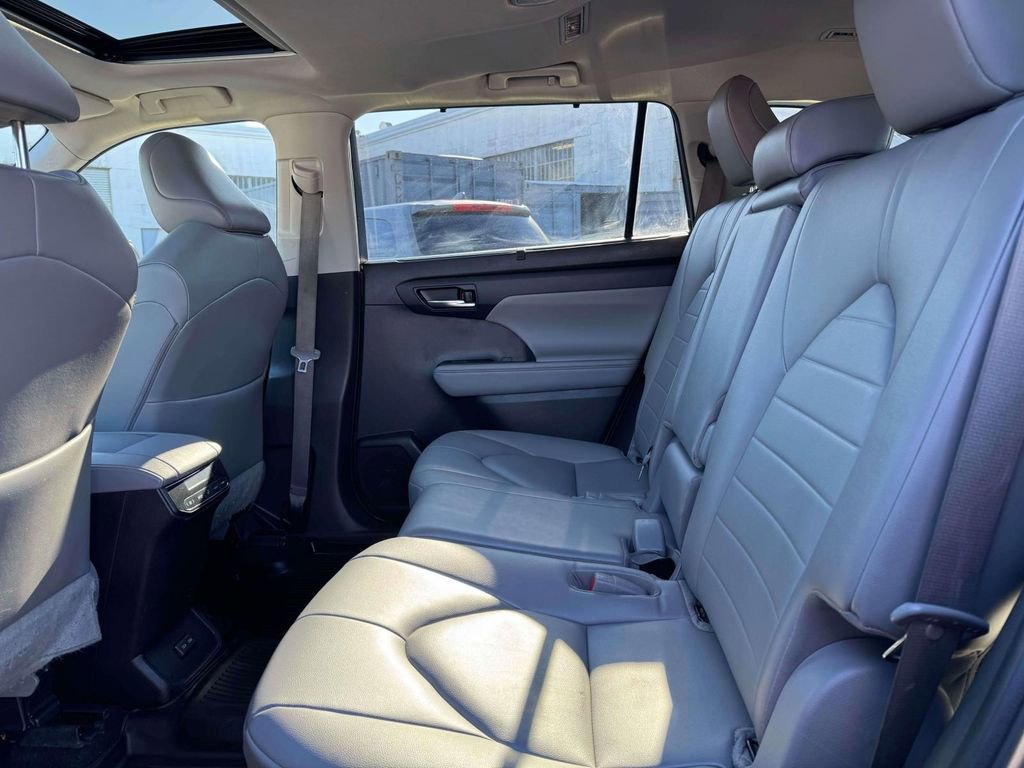 Used 2023 Toyota Highlander XLE image 11