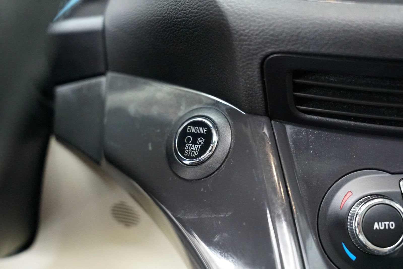 Used 2015 Ford Escape Titanium w/ Equipment Group 301A FWD image 25