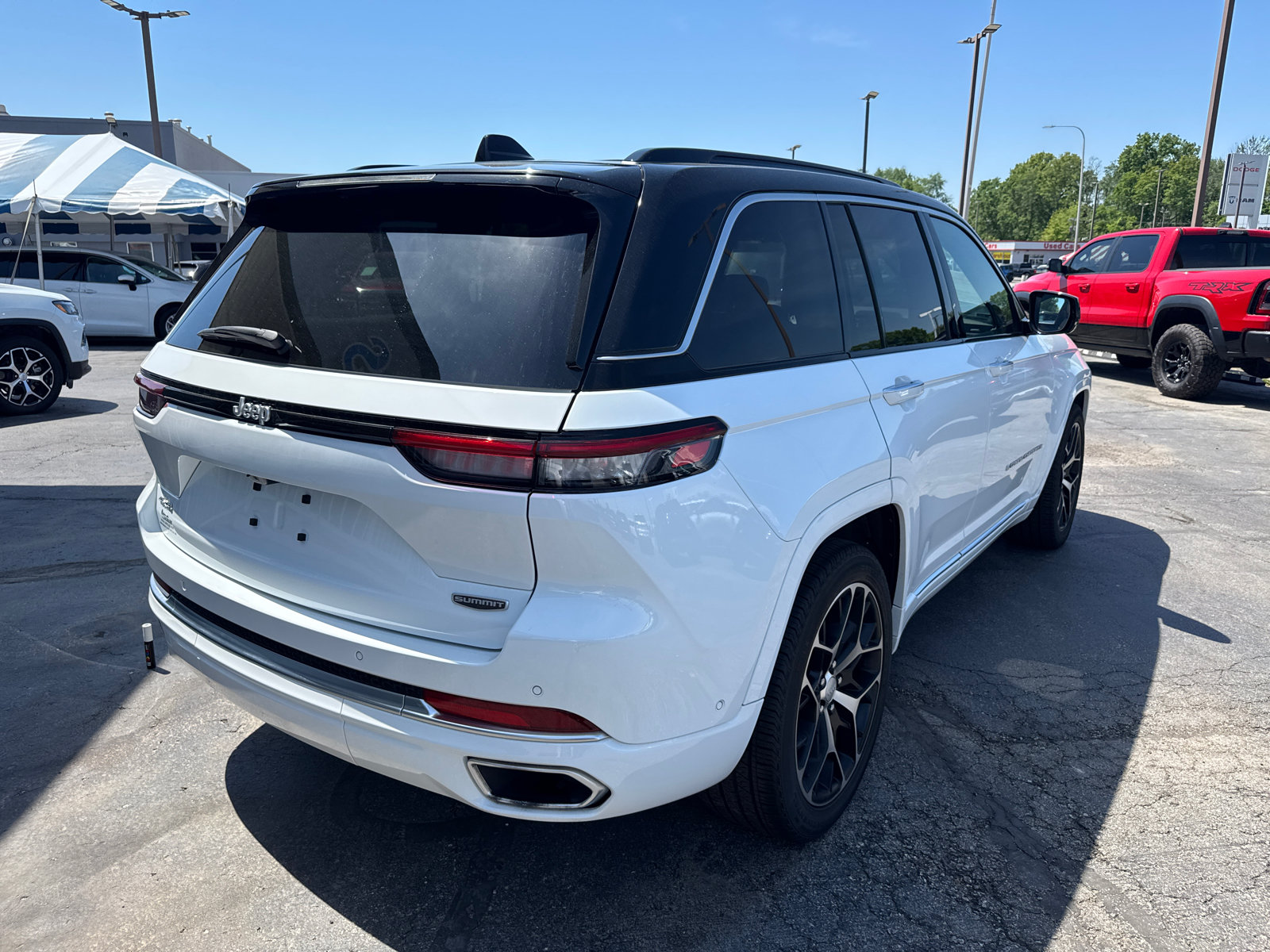 Used 2024 Jeep Grand Cherokee Summit AWD/4WD image 5