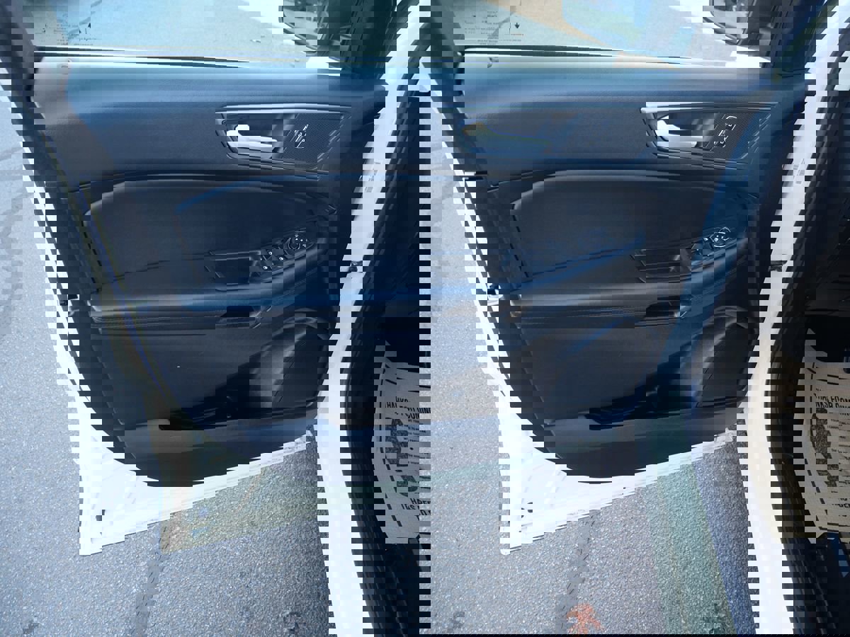 Used 2021 Ford Edge SE image 17