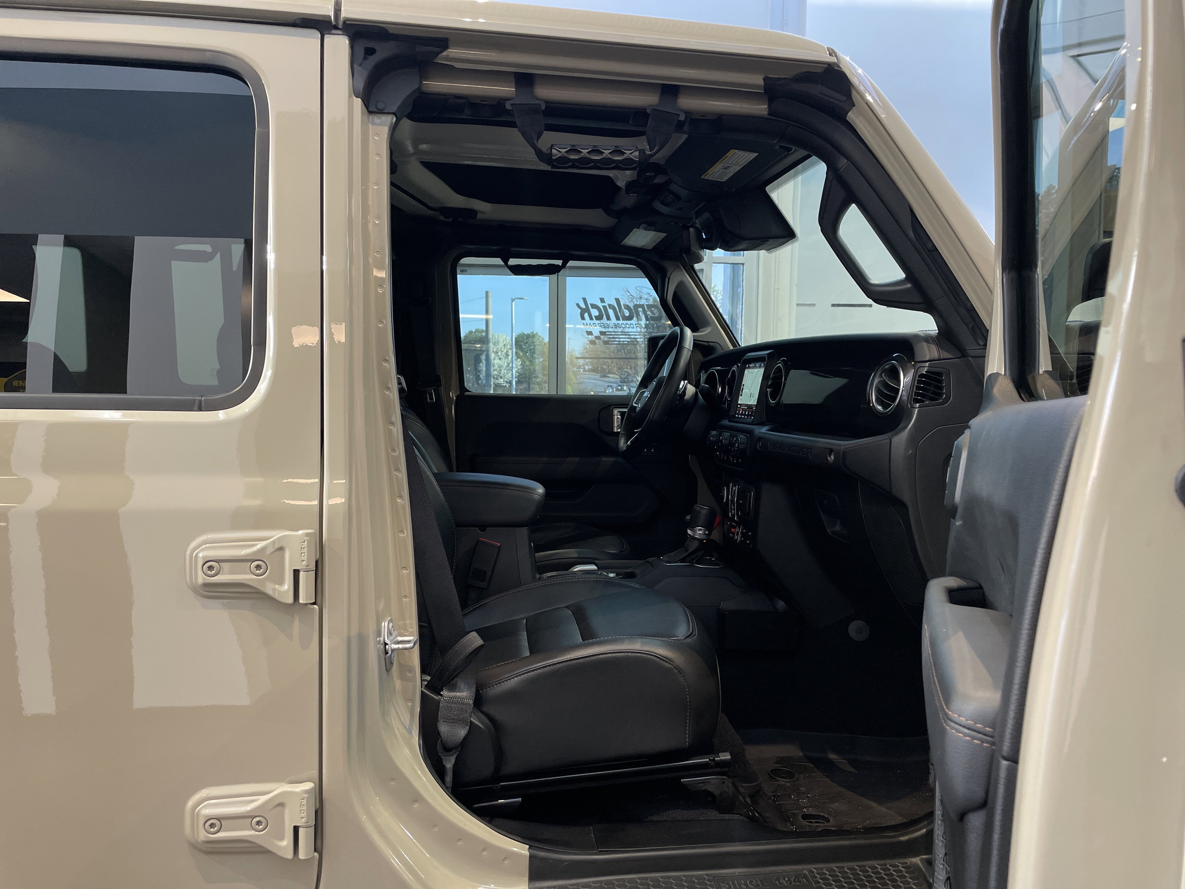 Used 2022 Jeep Wrangler Unlimited Rubicon AWD/4WD image 36