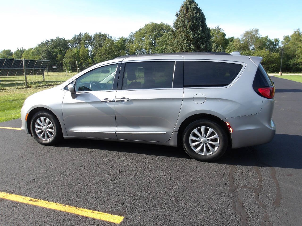 Used 2017 Chrysler Pacifica Touring-L FWD image 12