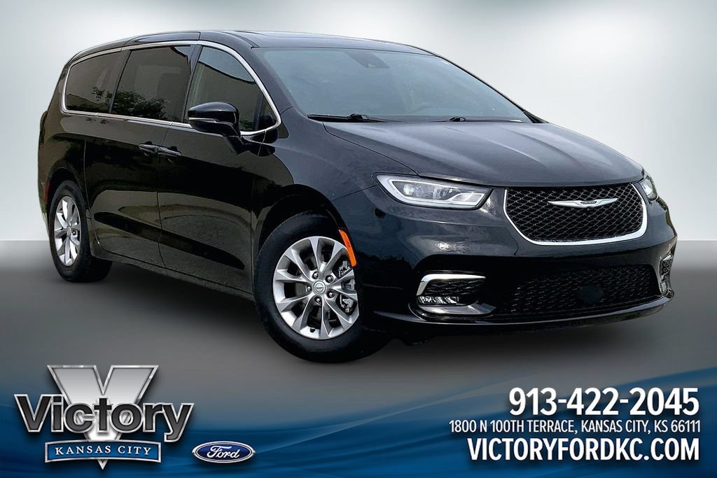 Used 2026 Chrysler Pacifica Limited FWD image 1