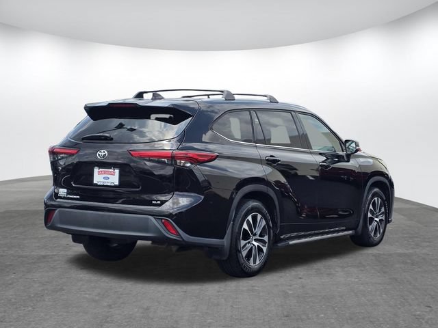 Used 2022 Toyota Highlander XLE FWD image 4