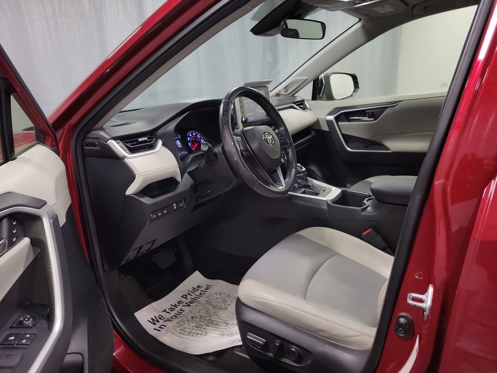 Used 2022 Toyota RAV4 XLE Premium image 12