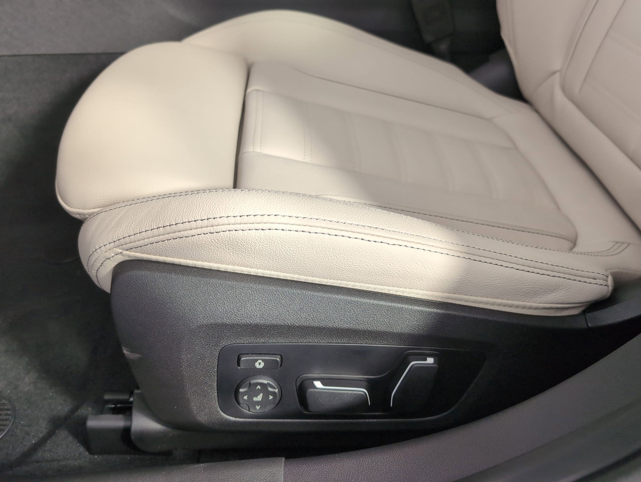 Used 2026 BMW 330i Sedan w/ Premium Package image 11