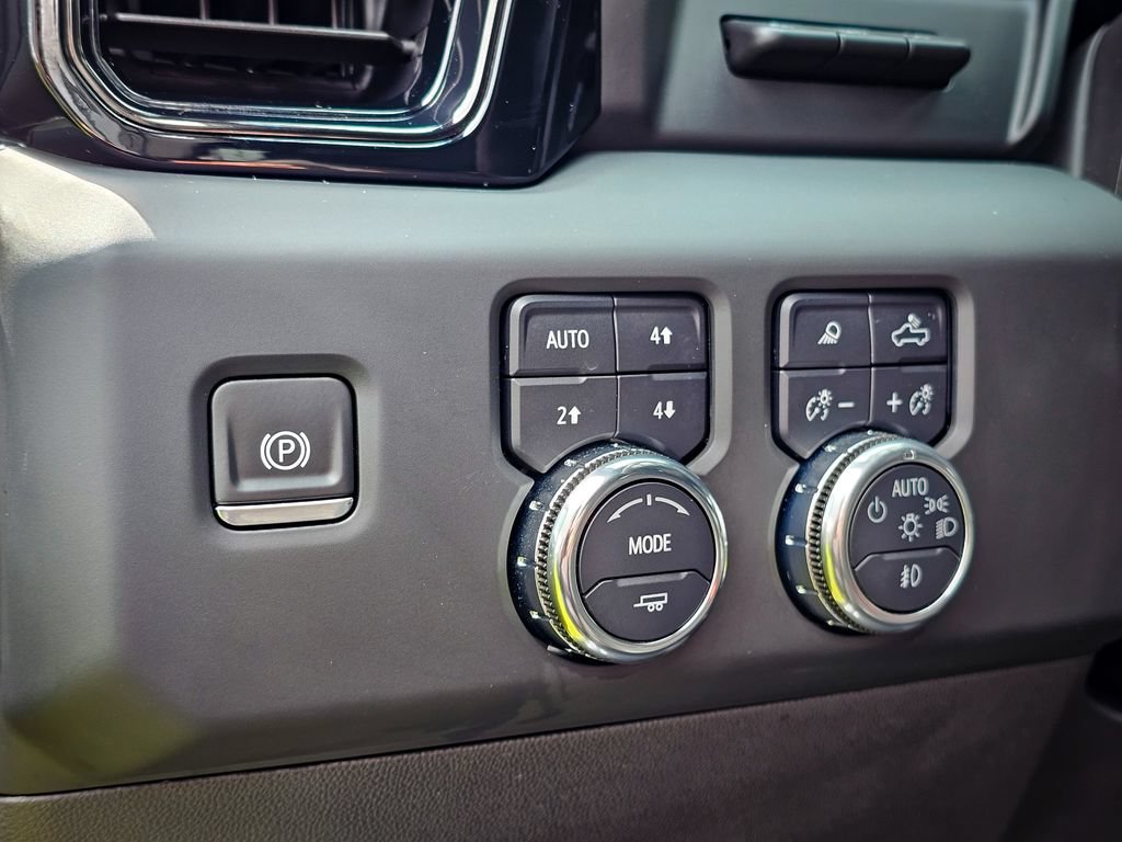 Used 2024 GMC Sierra 1500 AT4 w/ Technology Package AWD/4WD image 17