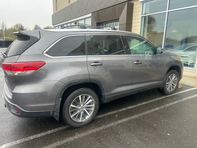 Used 2017 Toyota Highlander XLE AWD/4WD image 4