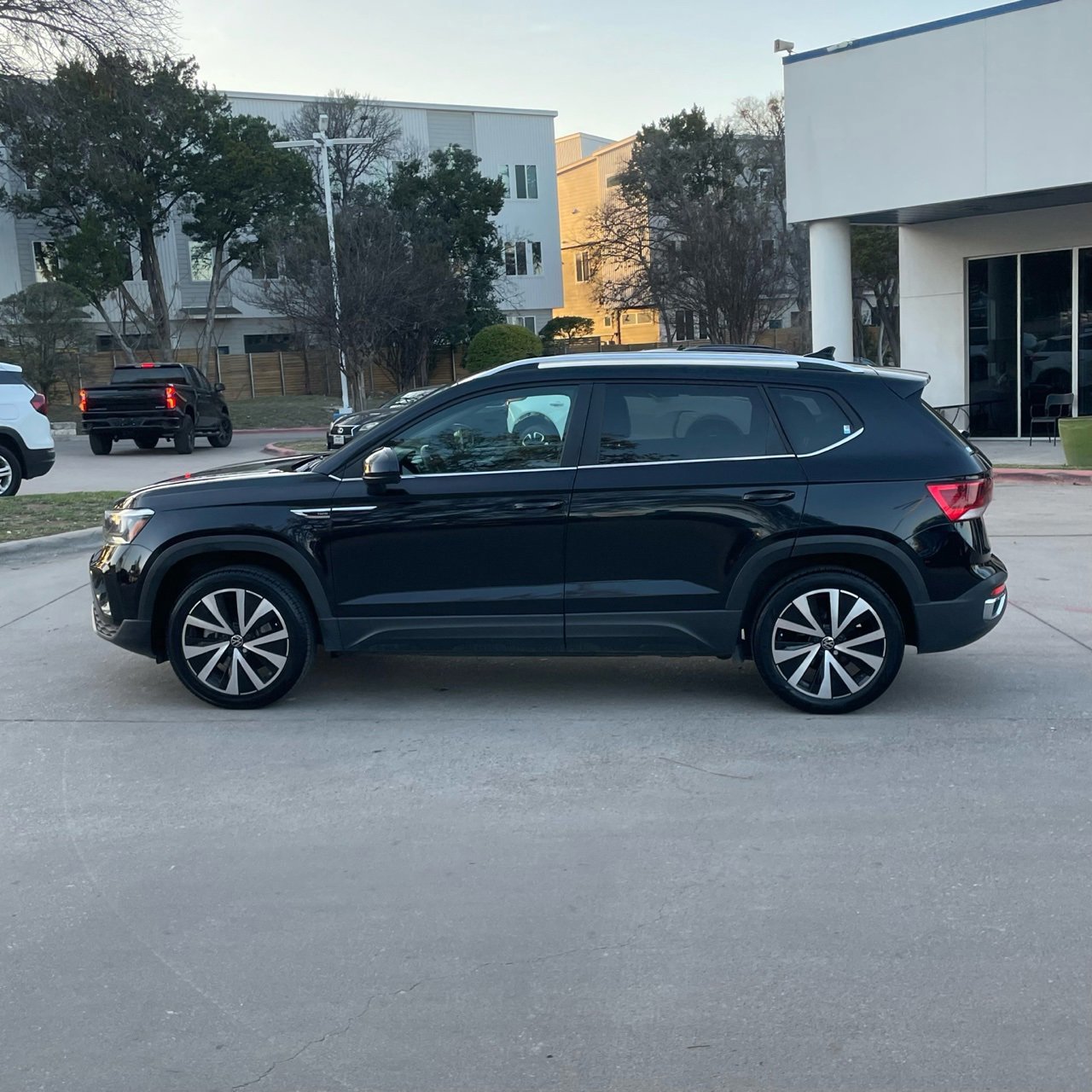 Used 2024 Volkswagen Taos SE image 3