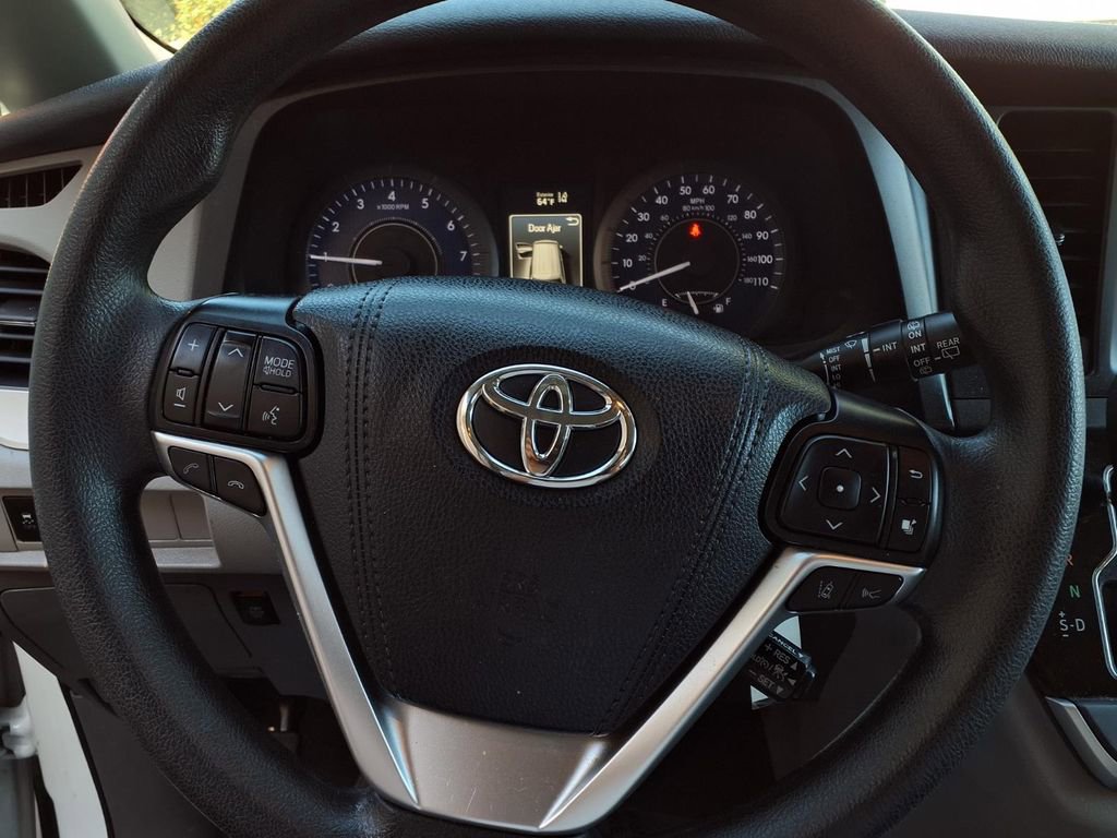 Used 2020 Toyota Sienna LE w/ Carpet Mat Package FWD image 13