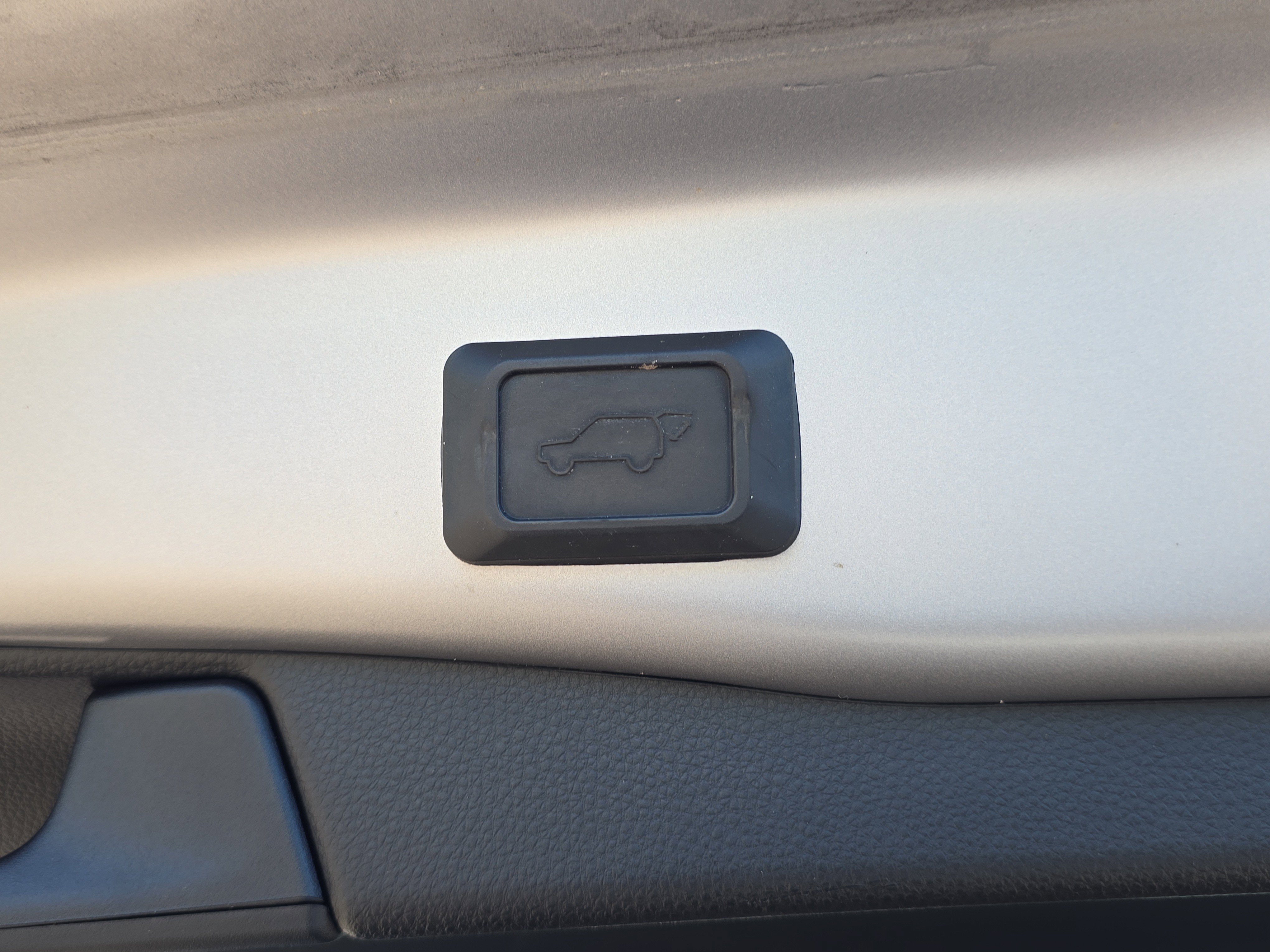 Used 2020 Toyota RAV4 XLE Premium image 13