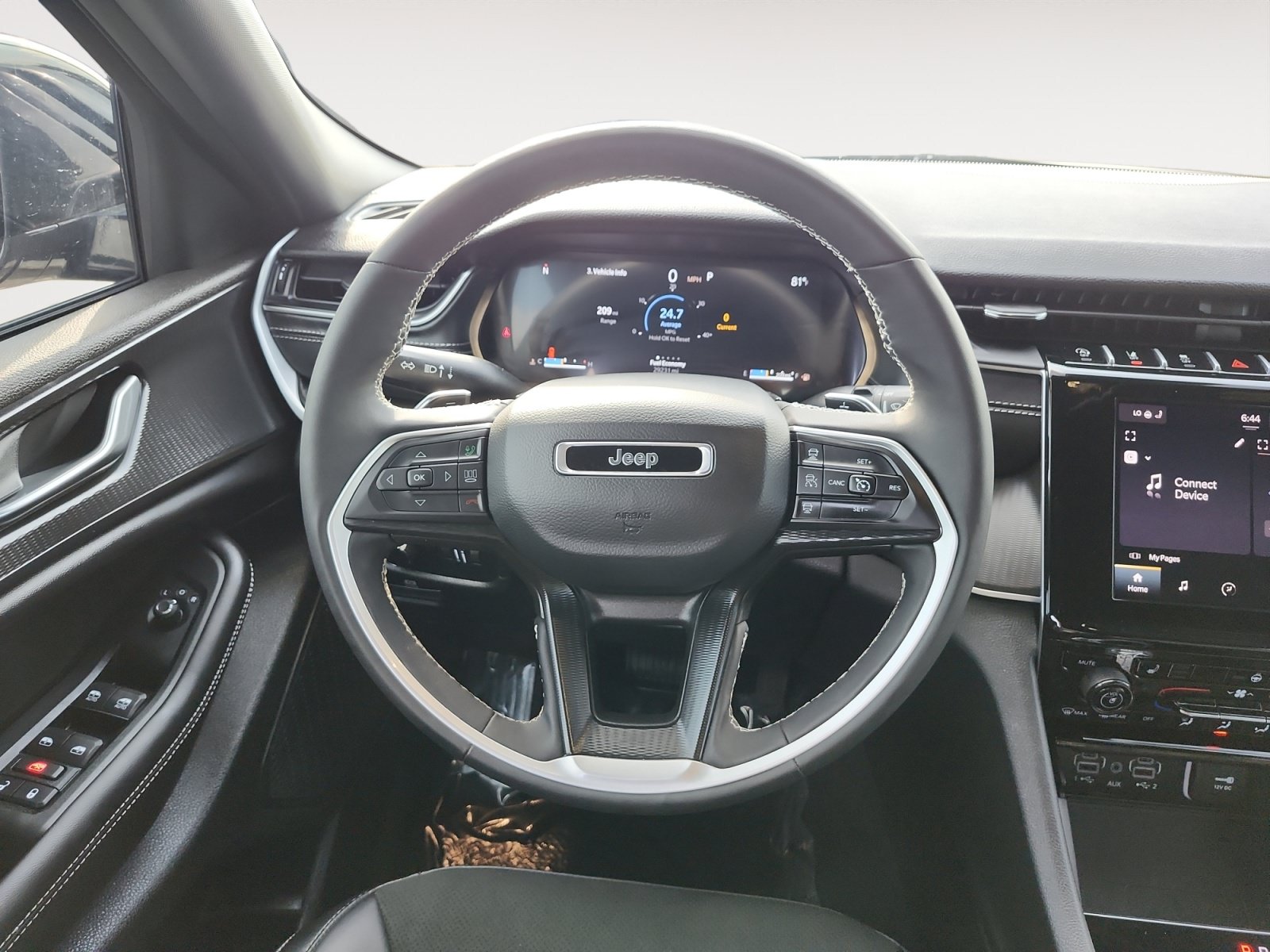 Used 2025 Jeep Grand Cherokee Altitude AWD/4WD image 13