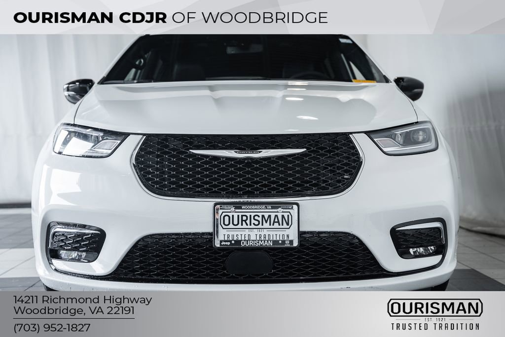 Used 2025 Chrysler Pacifica Select image 2