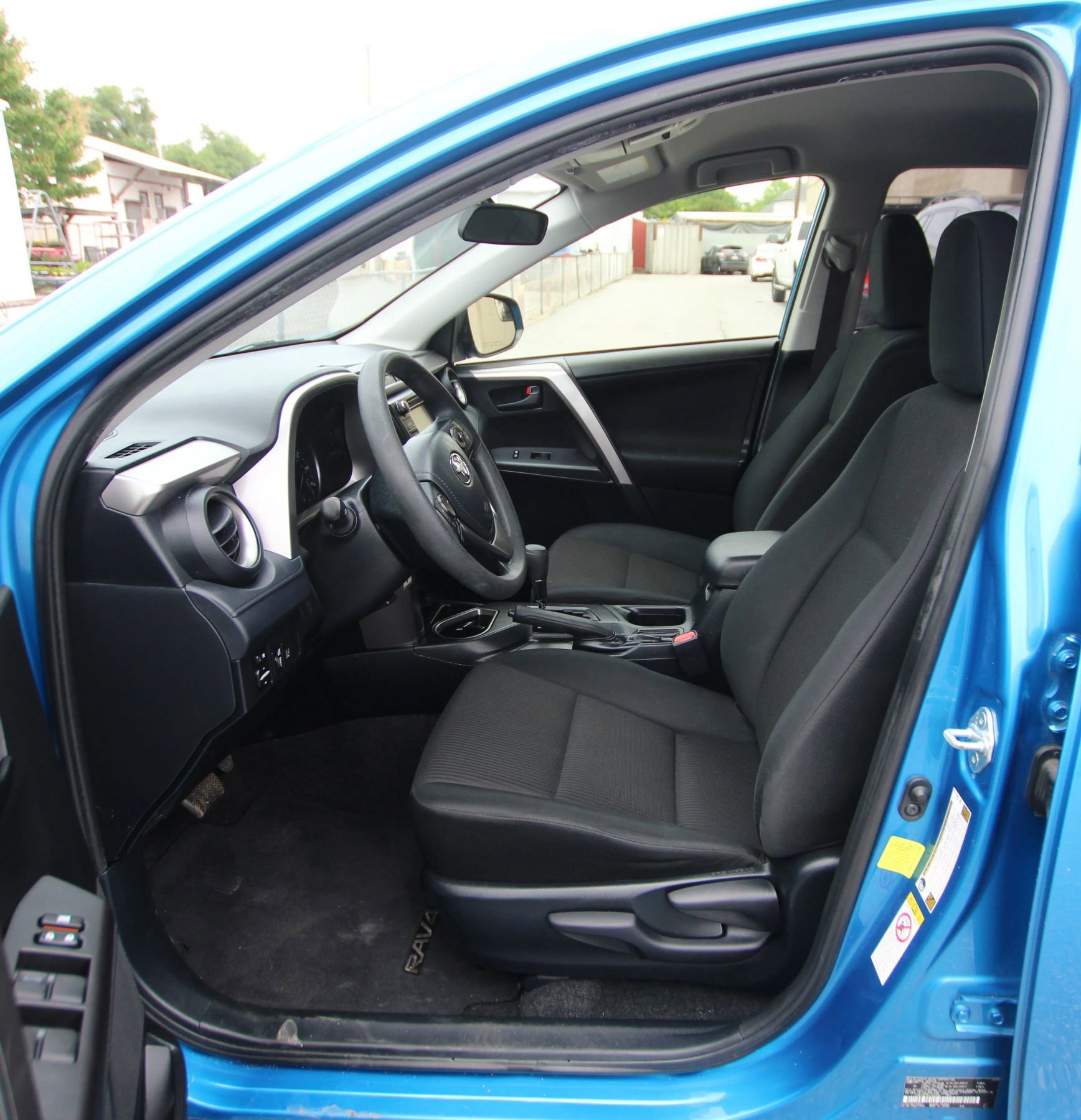 Used 2018 Toyota RAV4 LE FWD image 9