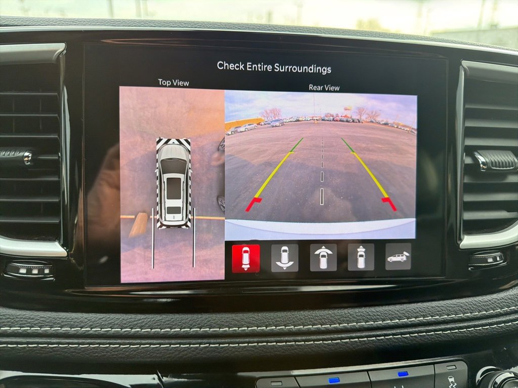 Used 2024 Chrysler Pacifica Select image 9