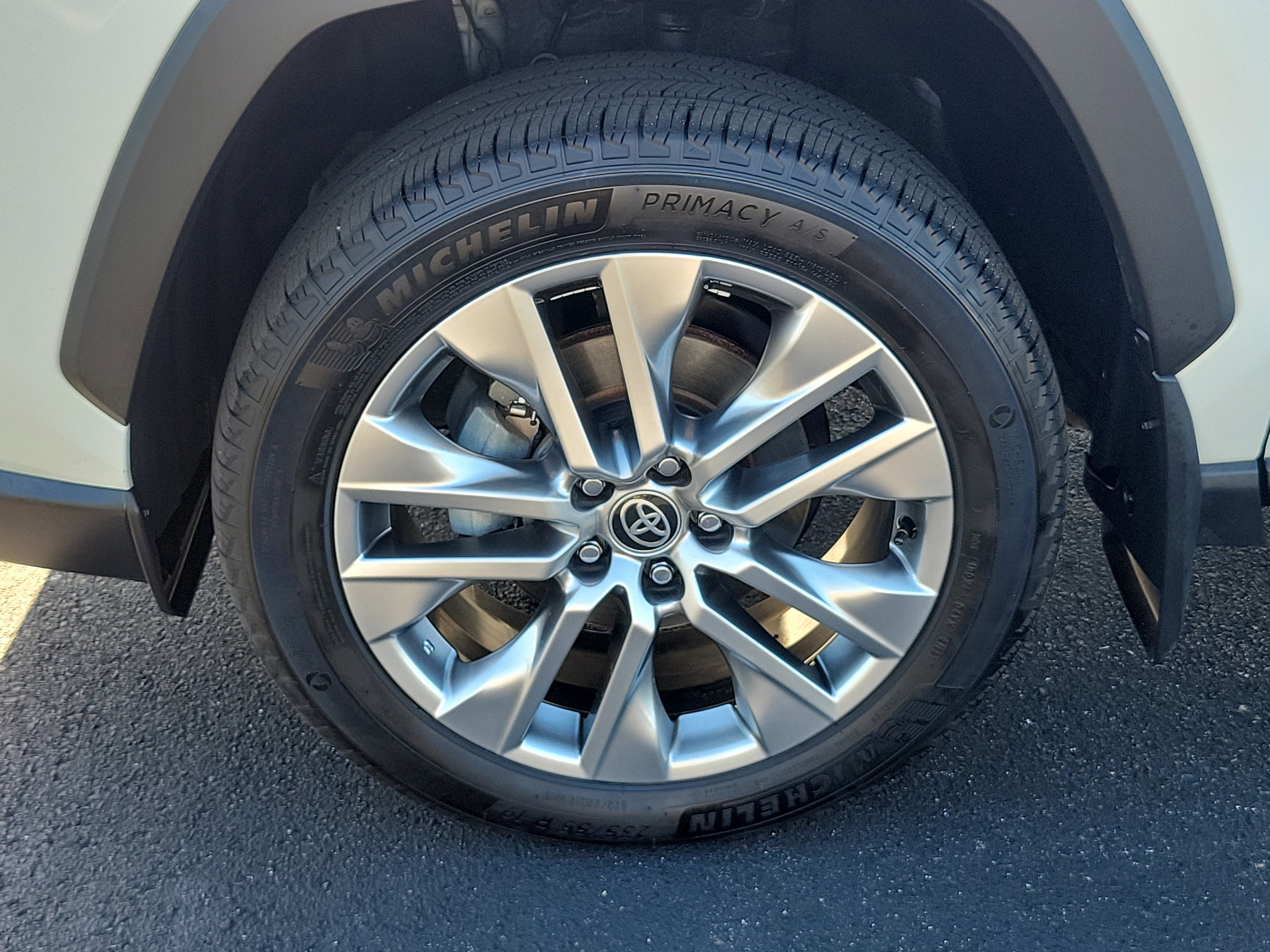 Used 2022 Toyota RAV4 XLE Premium image 10