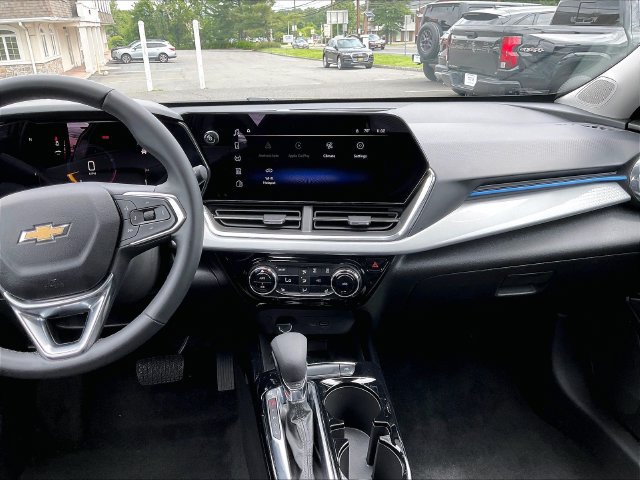 Used 2025 Chevrolet Trax LT w/ Sunroof Package FWD image 17