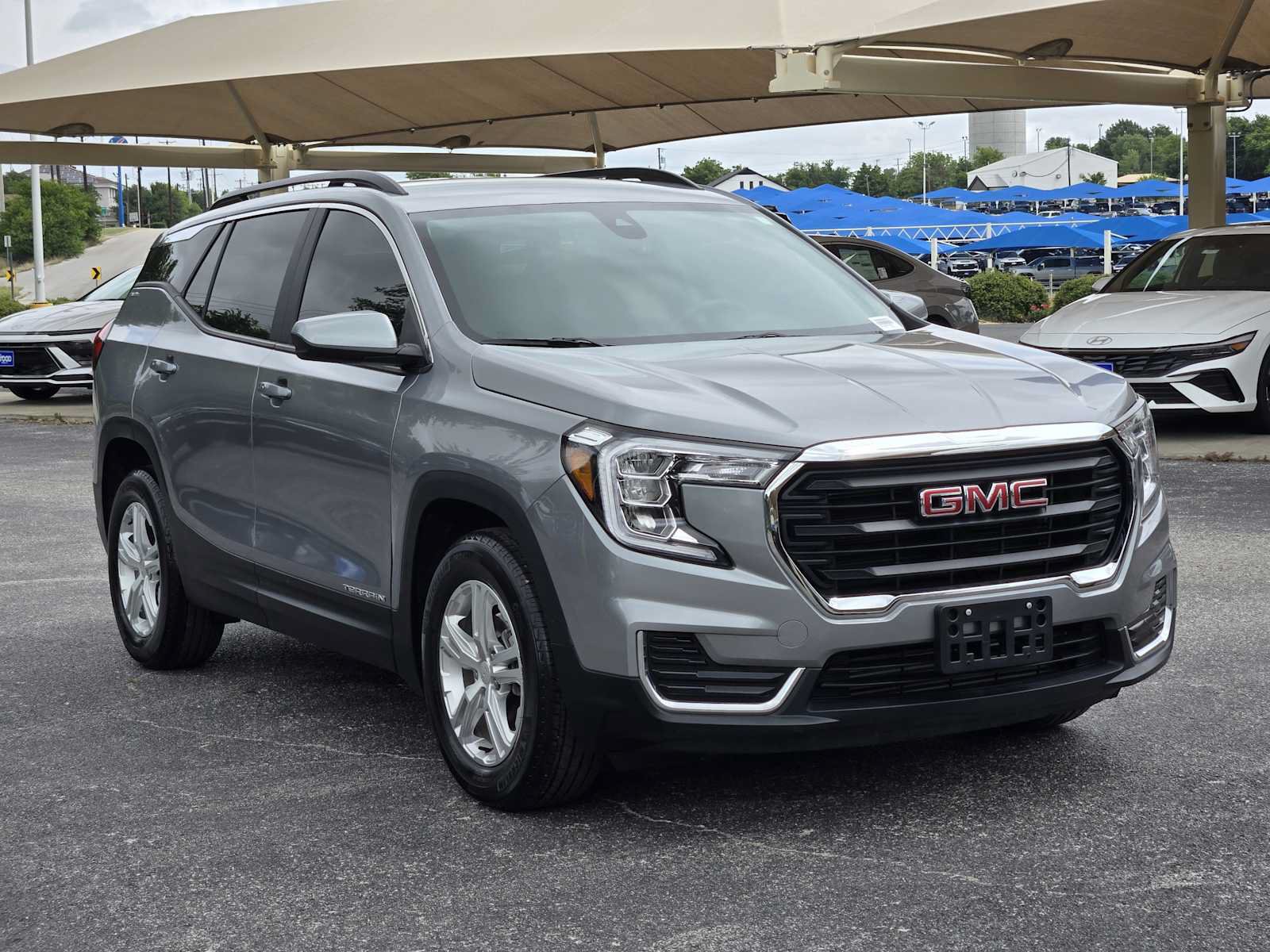 Certified 2024 GMC Terrain SLE w/ Driver Convenience Package FWD image 3