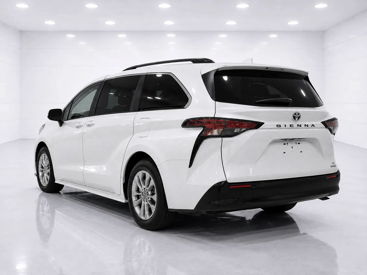 Used 2023 Toyota Sienna LE AWD/4WD image 3