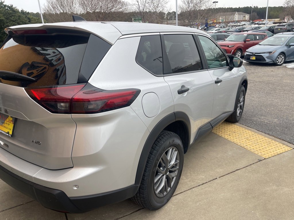 Used 2024 Nissan Rogue S image 4