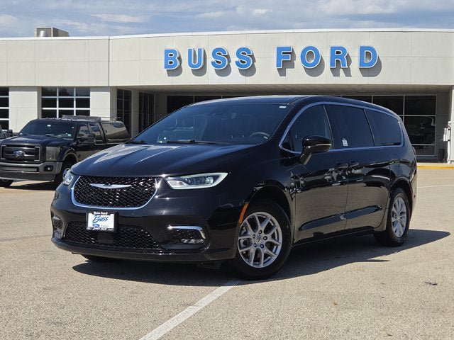 Used 2025 Chrysler Pacifica Select