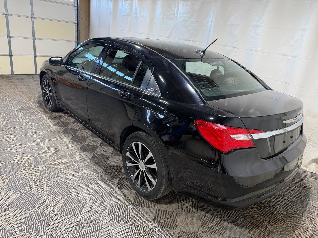 Used 2012 Chrysler 200 S FWD image 4