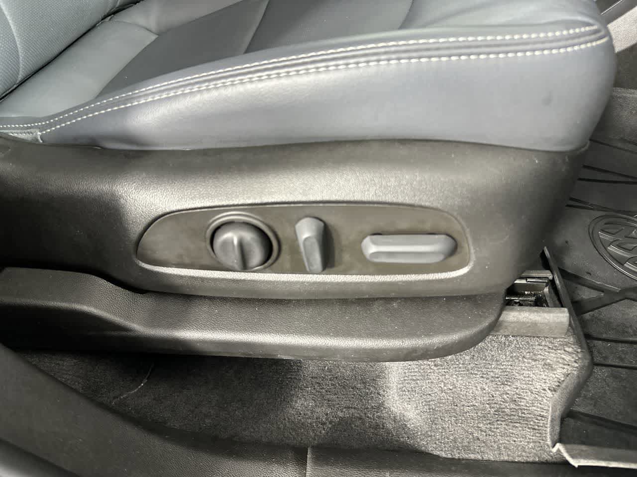 Used 2022 Buick Enclave Essence w/ Sport Touring Edition AWD/4WD image 23