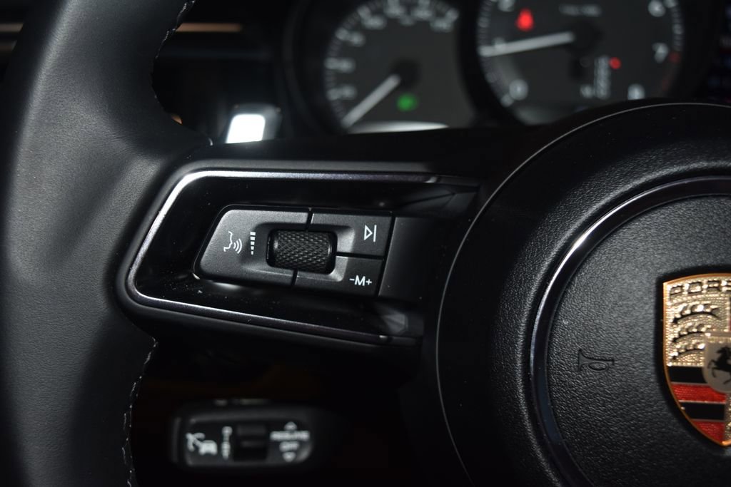 Certified 2025 Porsche Macan image 10