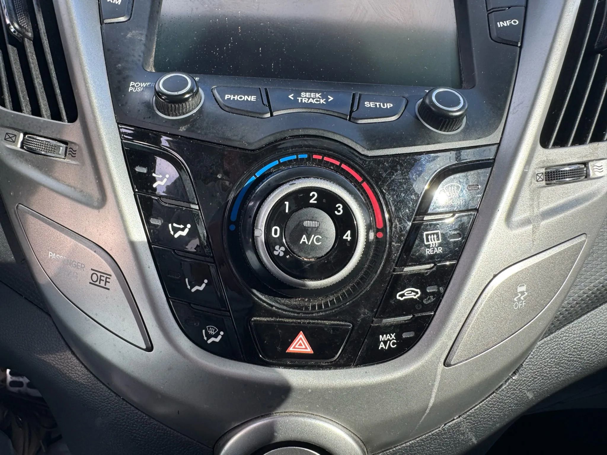 Used 2013 Hyundai Veloster w/ Style Pkg image 23