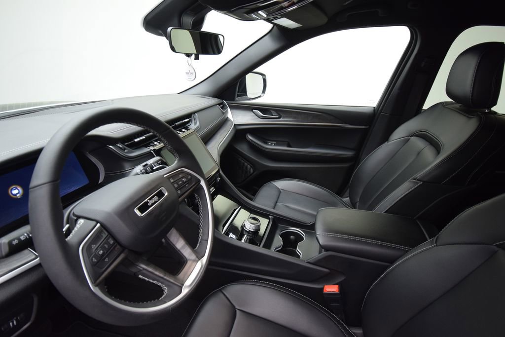 Used 2025 Jeep Grand Cherokee Limited image 11