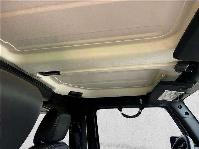 Used 2018 Jeep Wrangler Sahara w/ Connectivity Group AWD/4WD image 16