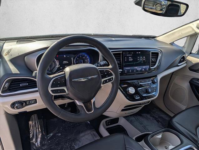 Used 2024 Chrysler Pacifica Touring-L image 10