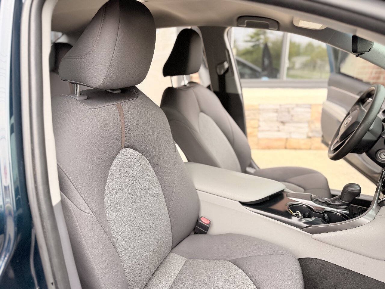 Used 2018 Toyota Camry FWD image 19
