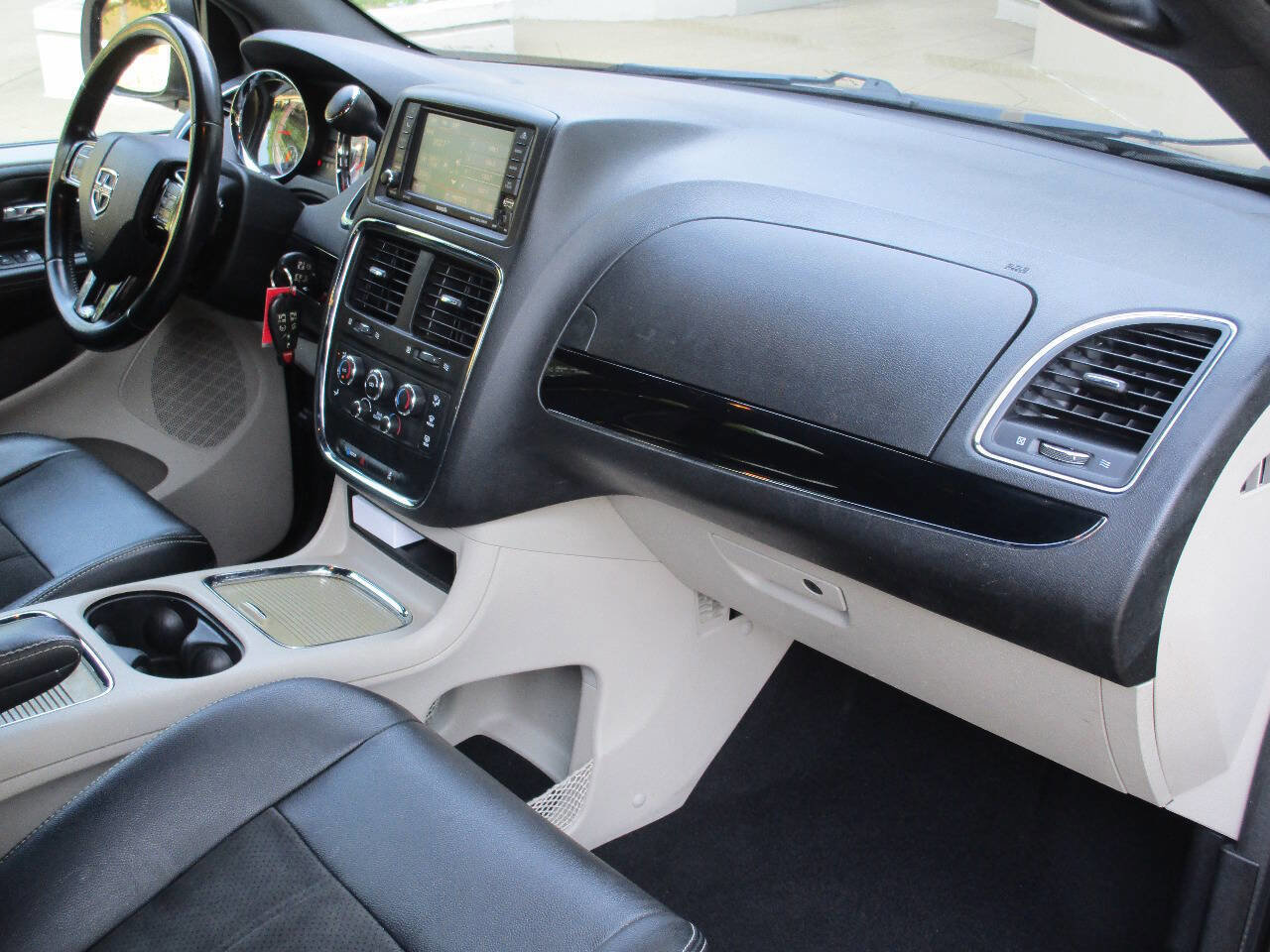 Used 2019 Dodge Grand Caravan SXT image 7