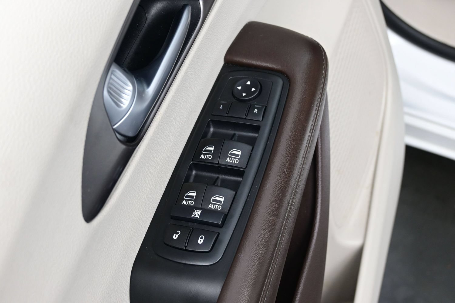 Used 2018 Chrysler Pacifica Touring-L Plus w/ Advanced Safetytec Group FWD image 10
