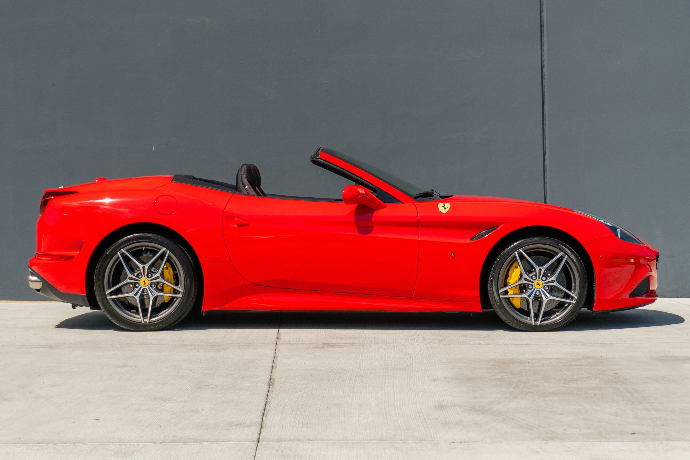 Used 2017 Ferrari California T RWD image 7