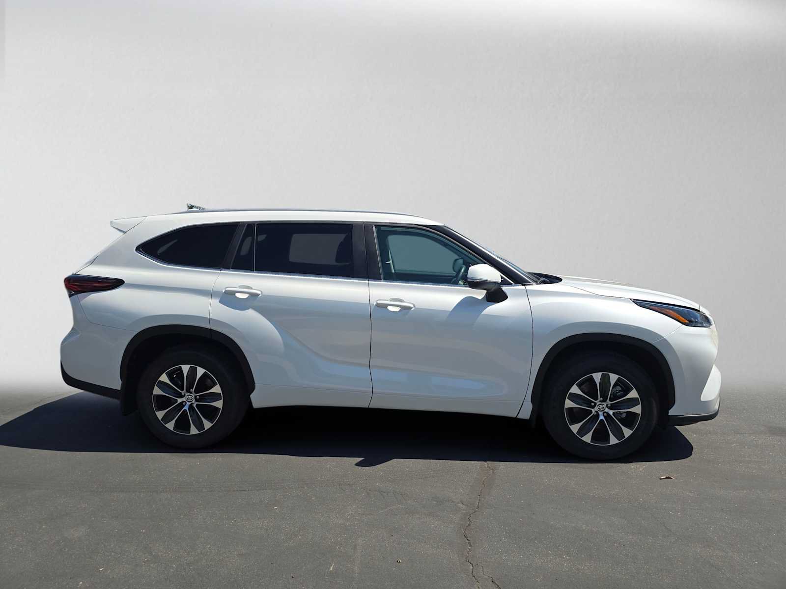 Certified 2026 Toyota Highlander XLE AWD/4WD image 2