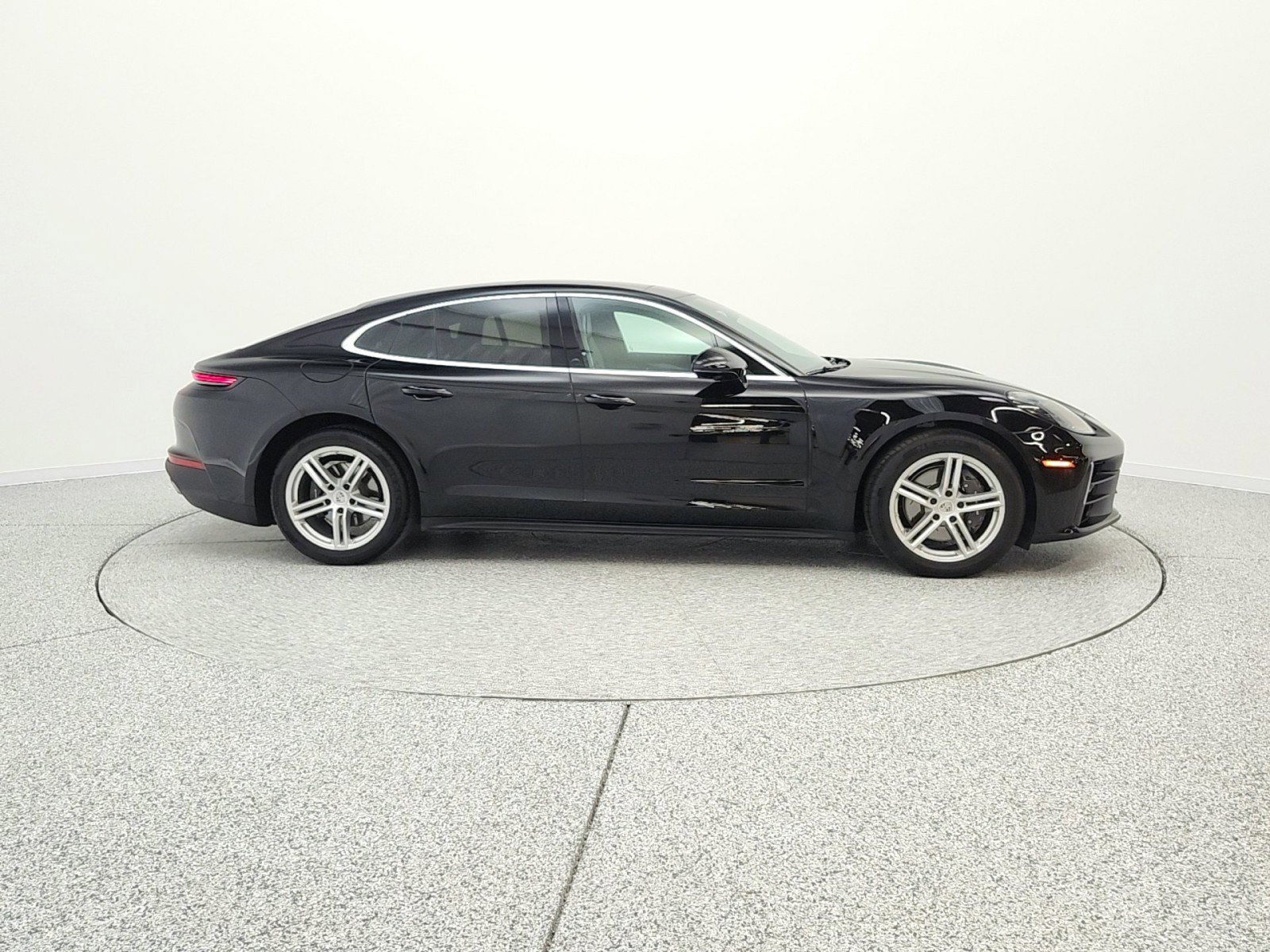 Used 2025 Porsche Panamera image 4