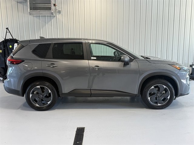 Used 2024 Nissan Rogue SV image 2