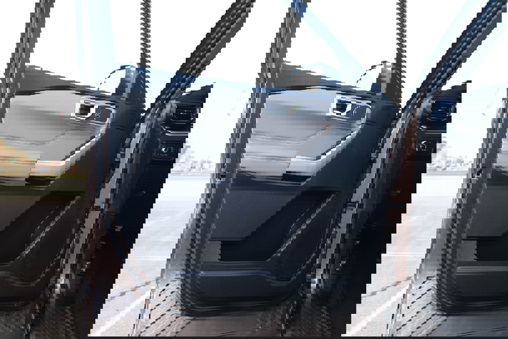 Used 2021 Ford Explorer XLT w/ Equipment Group 202A image 13