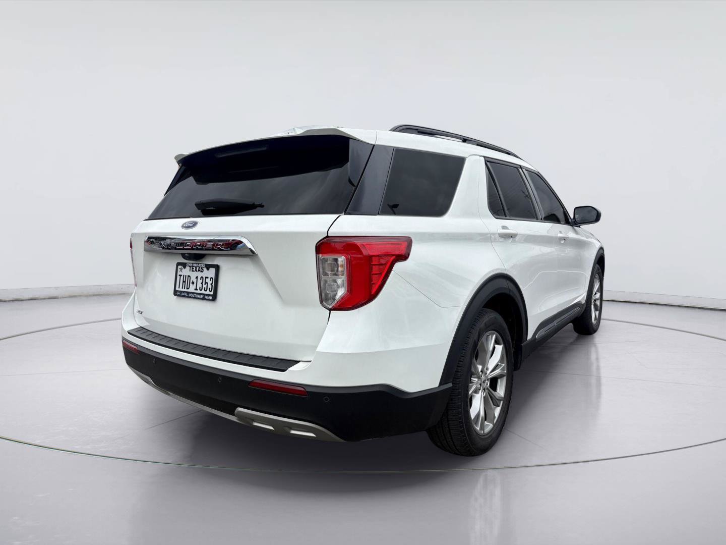 Used 2023 Ford Explorer XLT w/ Equipment Group 202A RWD image 3