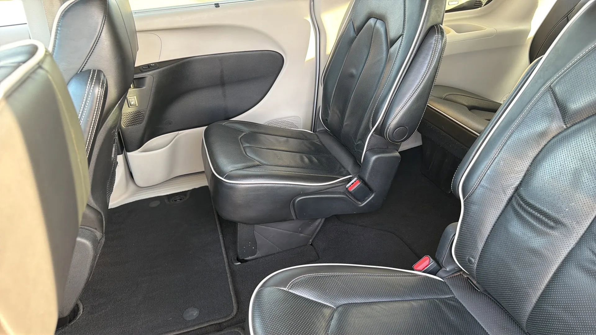 Used 2022 Chrysler Pacifica Limited image 36