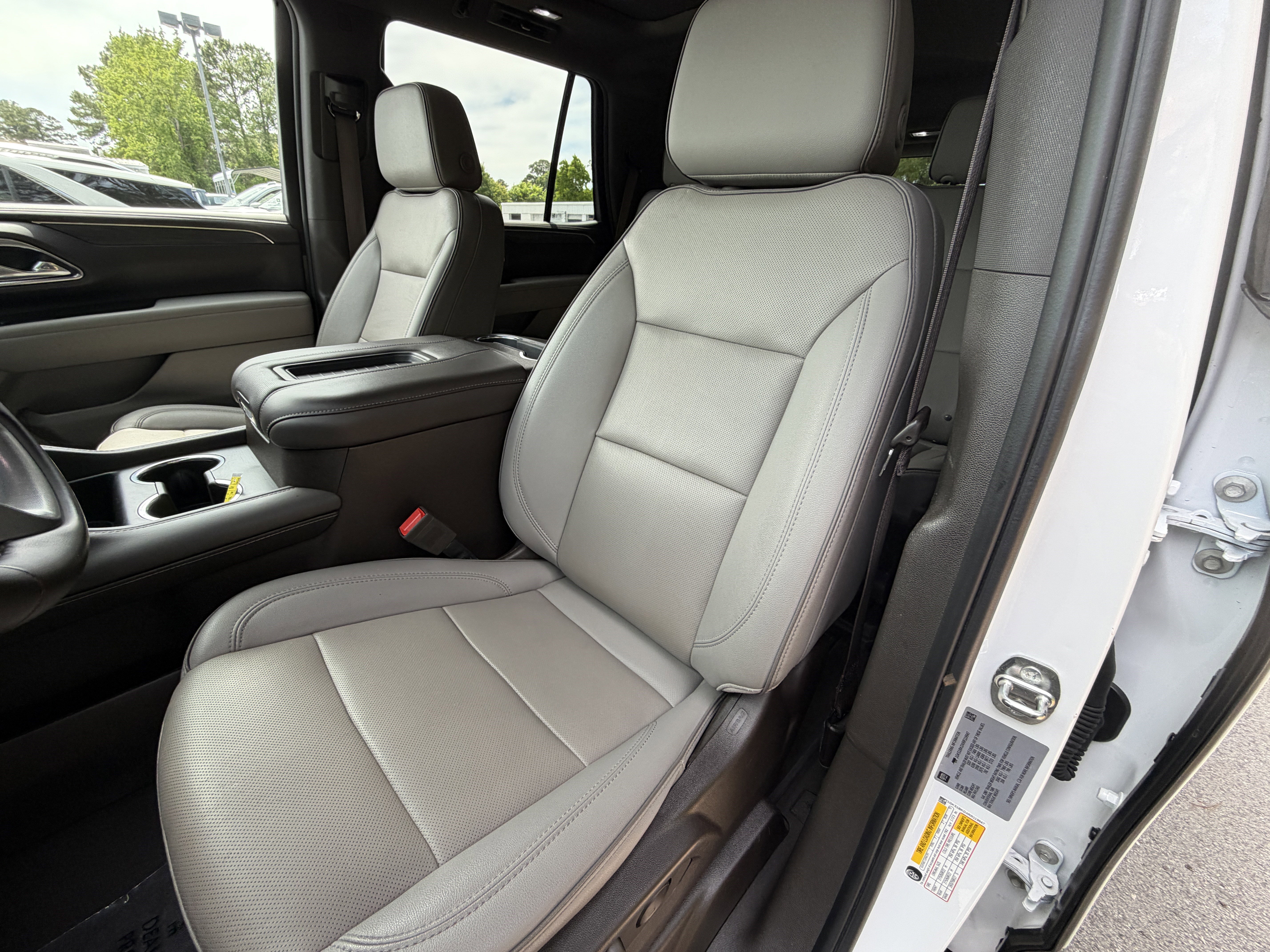 Used 2024 GMC Yukon SLT w/ SLT Luxury Package RWD image 14