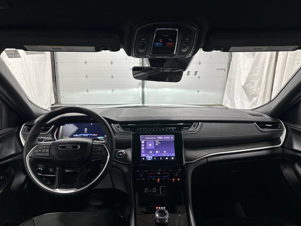 Used 2025 Jeep Grand Cherokee Altitude AWD/4WD image 34
