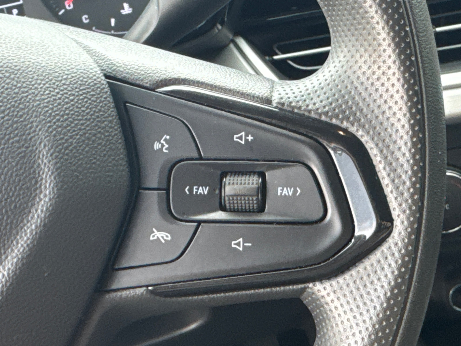 Used 2024 Chevrolet Trax LS FWD image 23