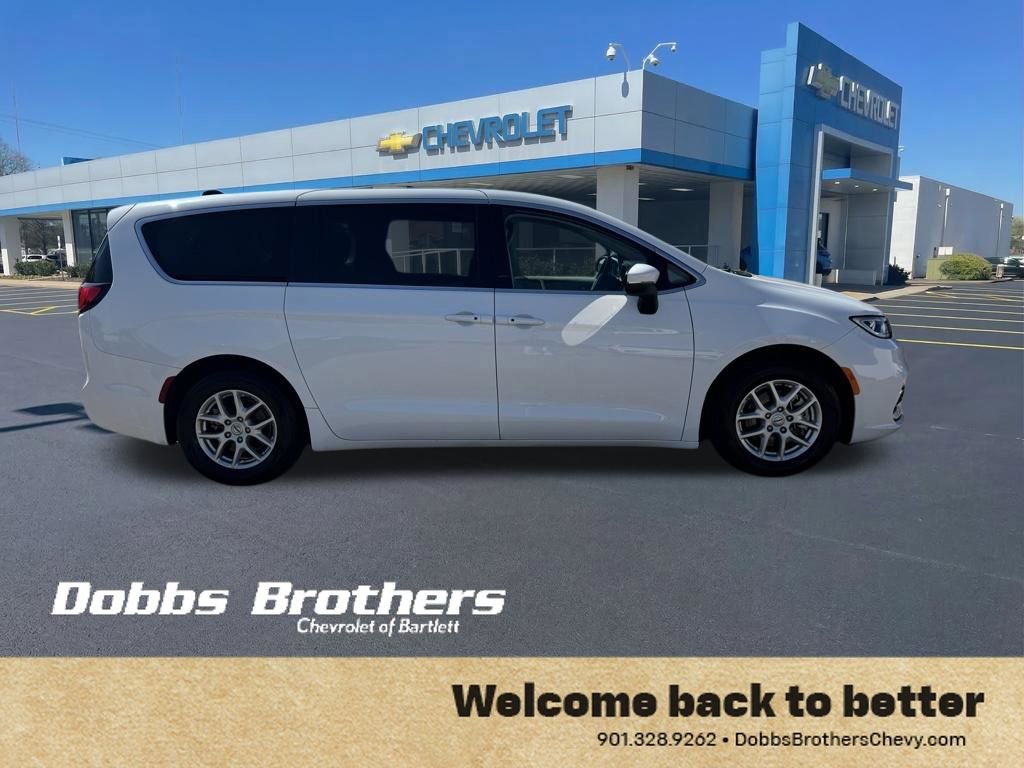 Used 2023 Chrysler Pacifica Touring-L image 8