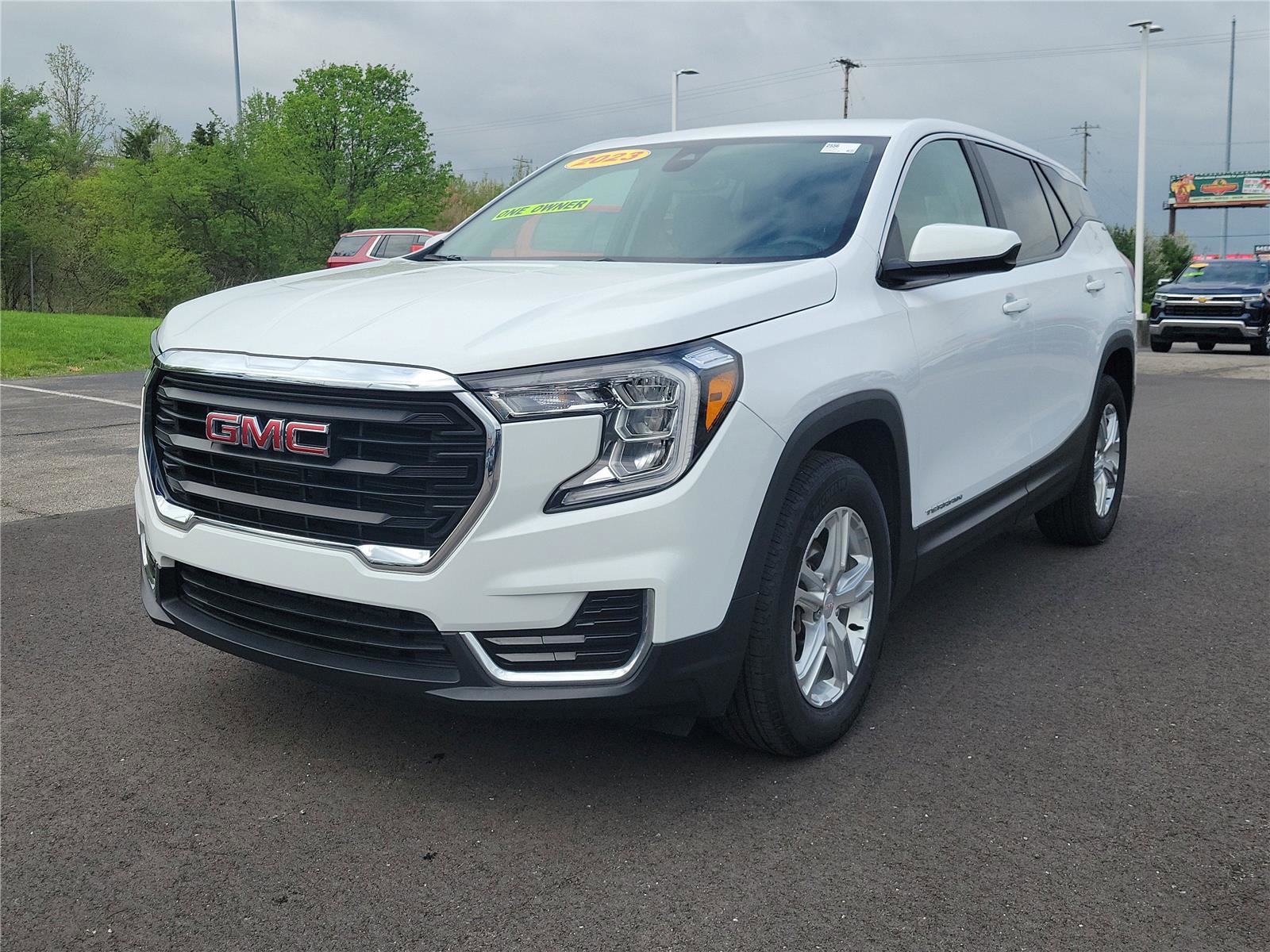 Used 2023 GMC Terrain SLE image 2