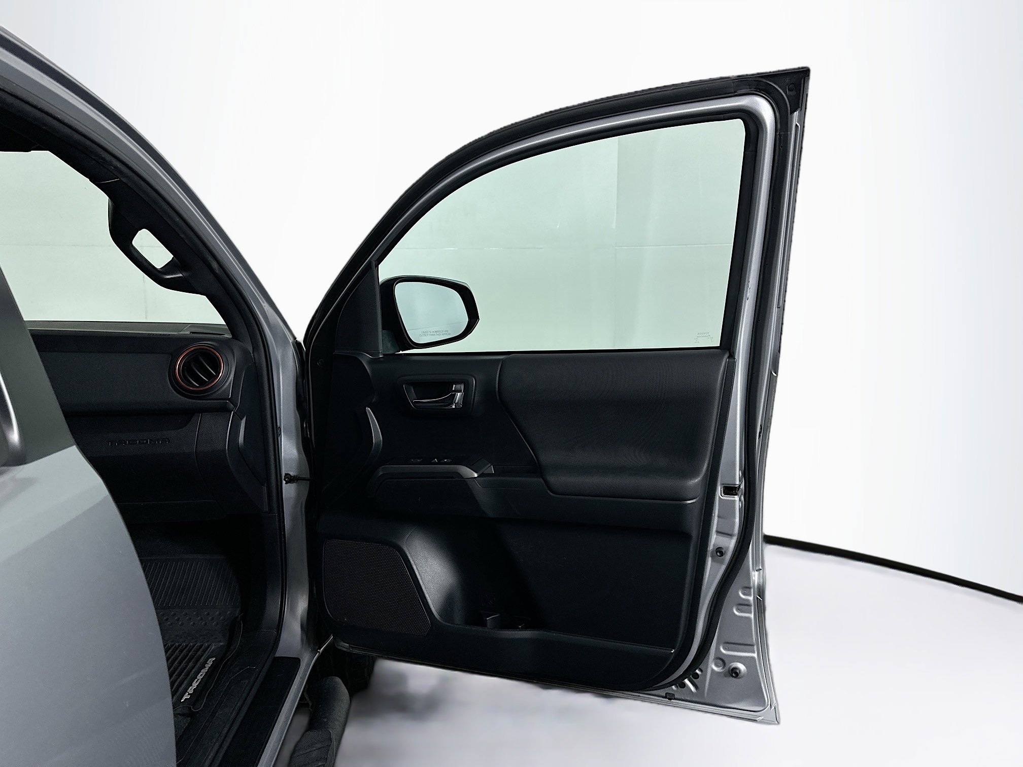 Used 2019 Toyota Tacoma TRD Off-Road w/ Four Season Floor Mat Package image 30